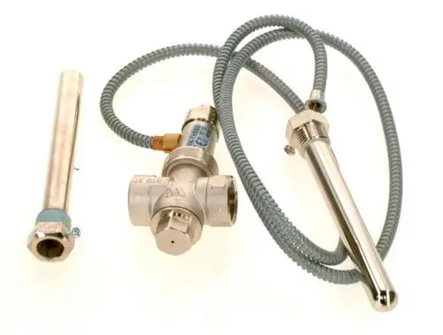 BOSCH Tastersatz mit mehreren Metallkomponenten, darunter ein Ventil und zwei Rohre, die für verschiedene Anwendungen in der Heizungs- oder Wasserinstallation verwendet werden können.